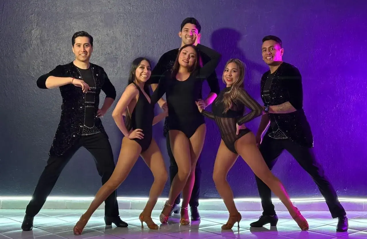 Equipo formativo de Rise Dance Company en una sesion de baile