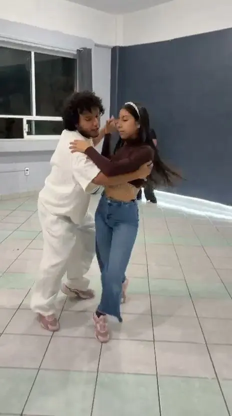 Clase de Bachata Básico en Rise Dance Company